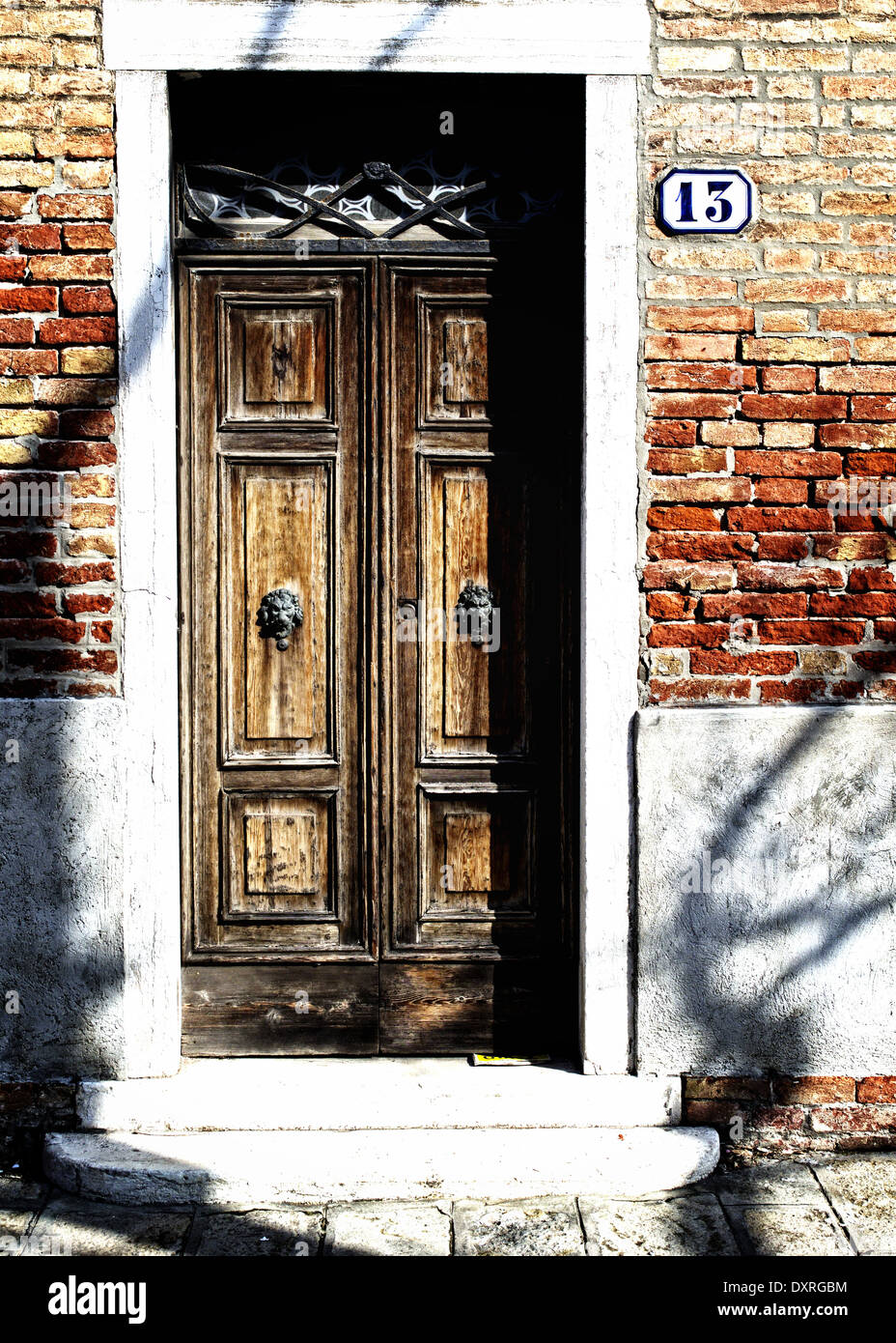 Traditionelle alte altmodische Holztür in Venedig, Italien Stockfoto