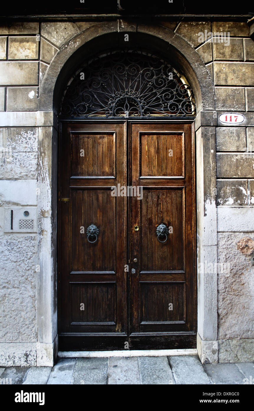 Traditionelle alte altmodische Holztür in Venedig, Italien Stockfoto