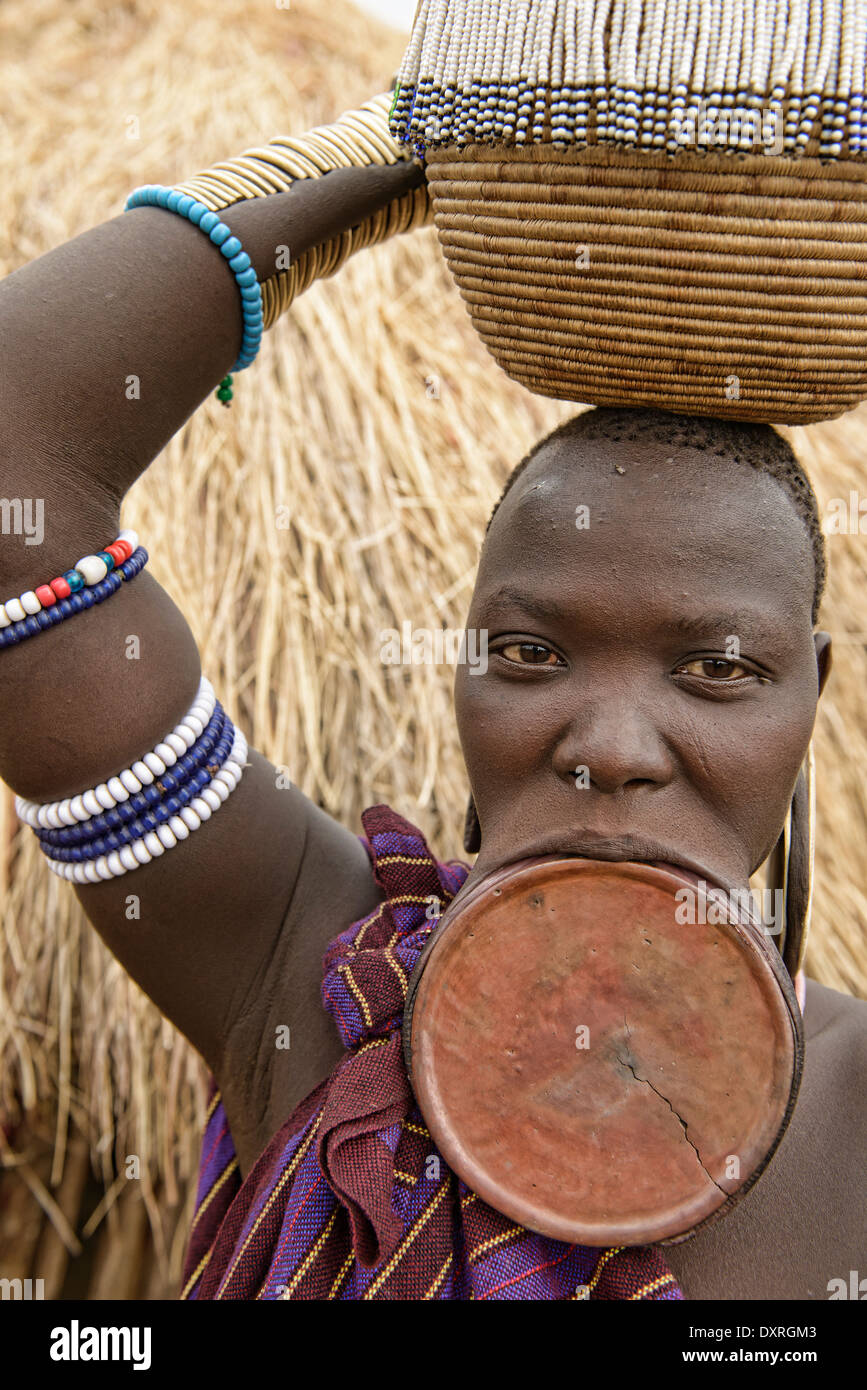 Mursi-Frau mit Mundlochplatte im unteren Omo-Tal von Äthiopien. Stockfoto