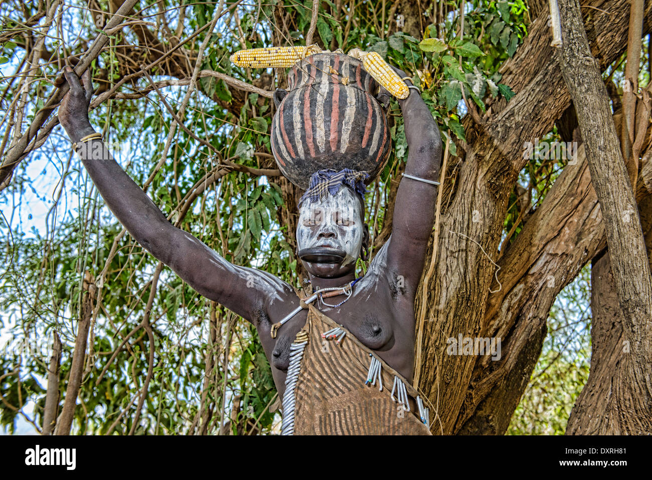 Mursi-Frau mit Mundlochplatte im unteren Omo-Tal von Äthiopien Stockfoto