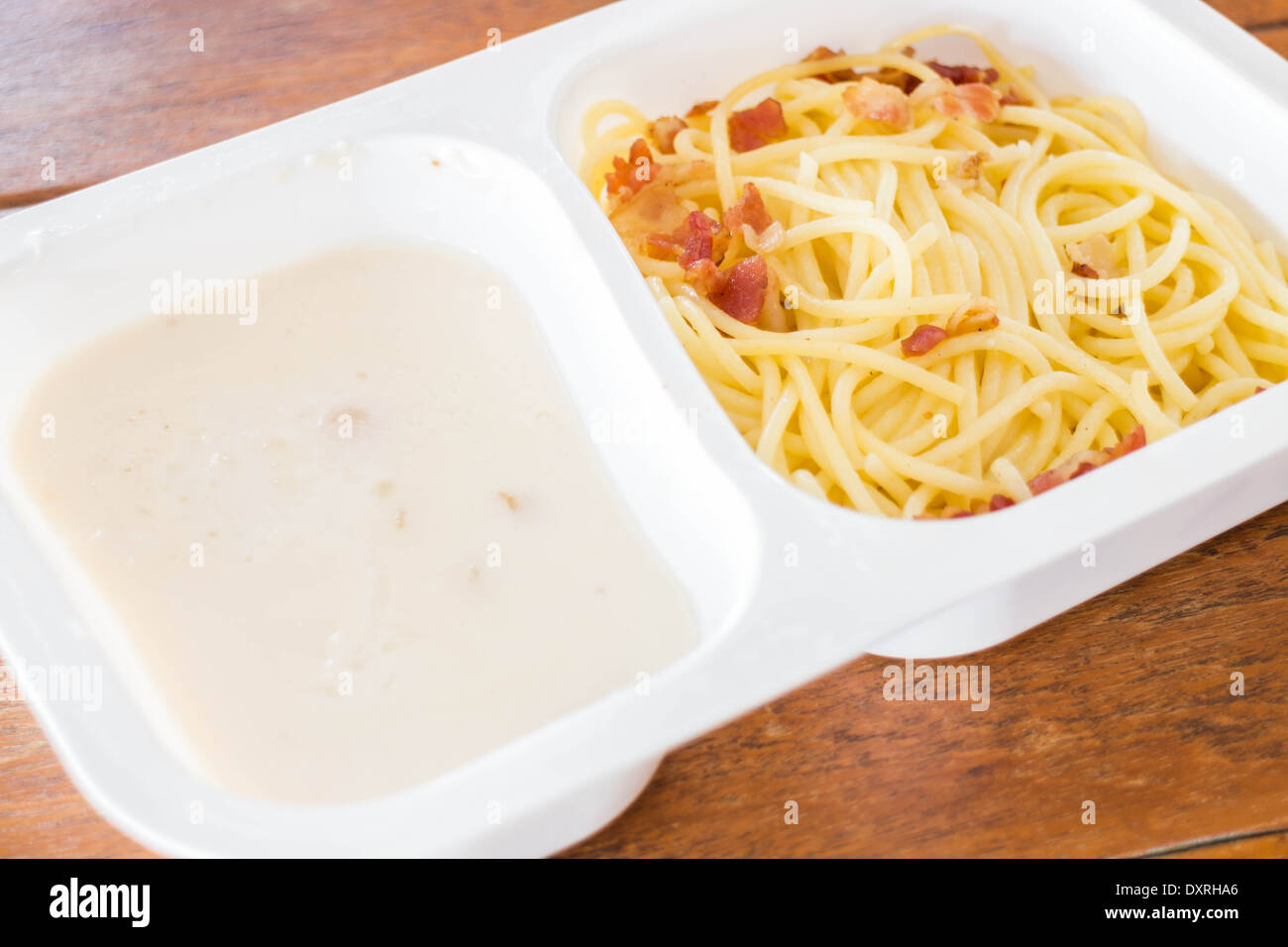 Fertiggerichte mit Spaghetti carbonara Stockfoto