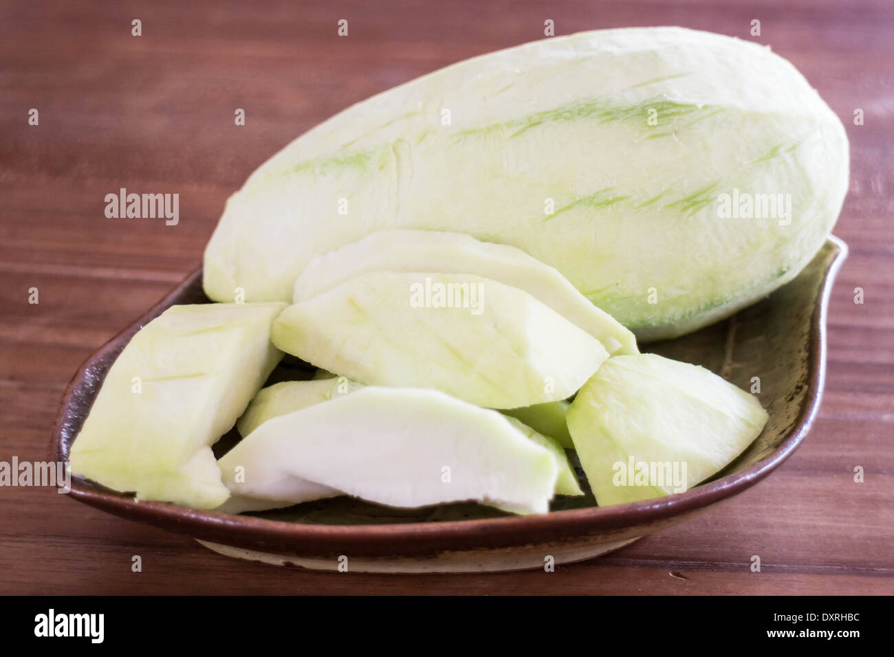 Grüne Mango serviert auf Holztisch, Fotoarchiv Stockfoto