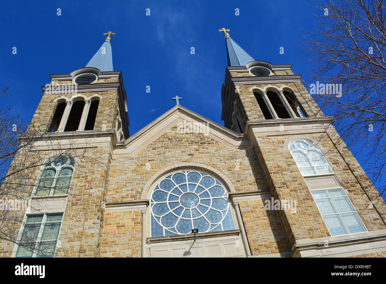 Ins blaue... Foto einer Kirche in der Innenstadt von Cullman, Alabama, USA Stockfoto
