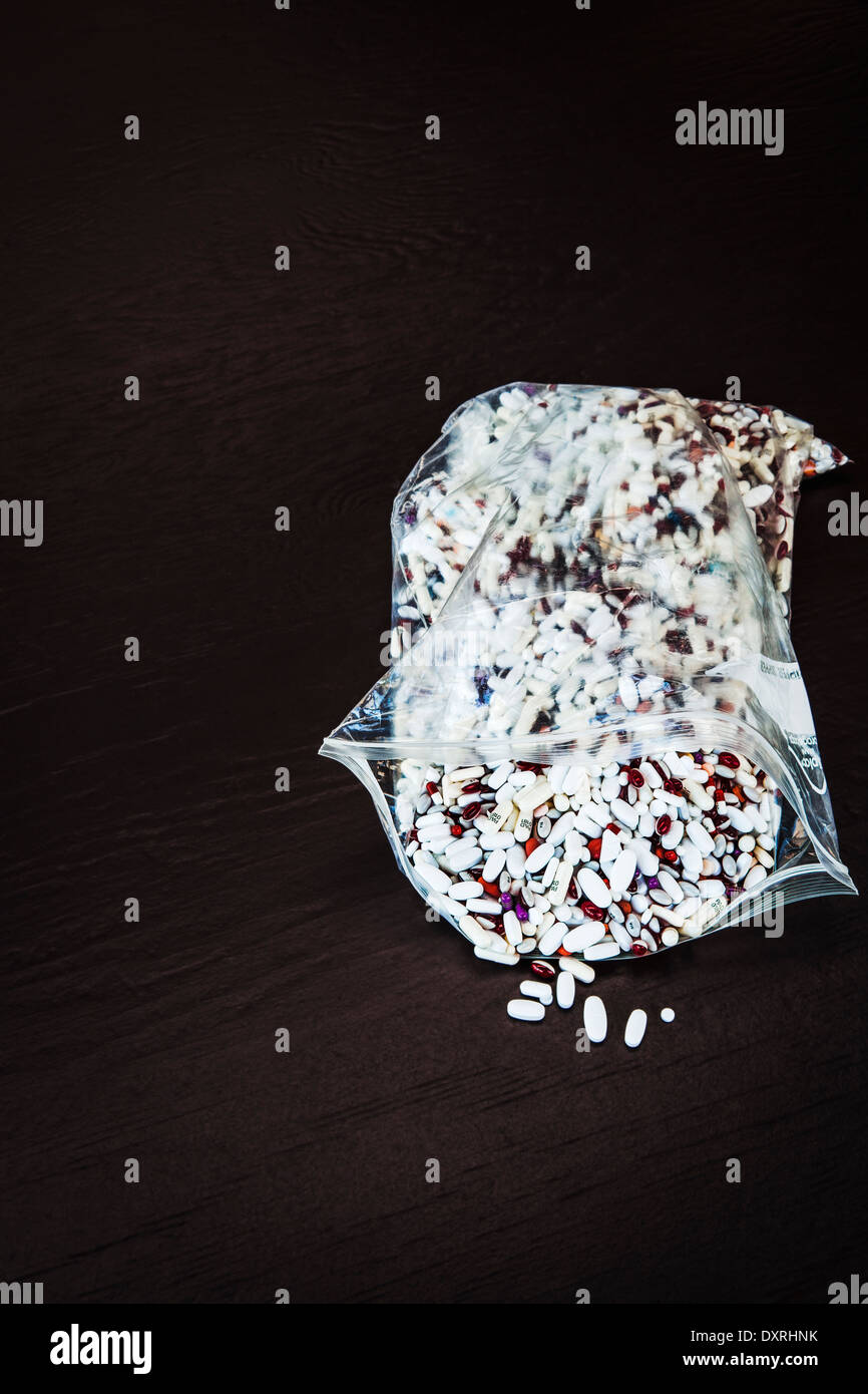 Verschreibung und over the Counter Medikamente in einer Plastiktüte für die Entsorgung. Stockfoto