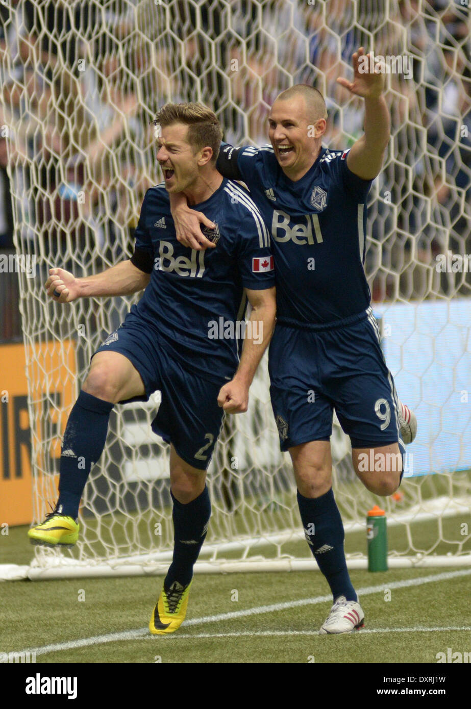 Vancouver. 29. März 2014. Vancouver Whitecaps Jordan Harvey (L) feiert sein Tor gegen Houston Dynamo mit Teamkollegen Kenny Miller während ihrer MLS-Fußballspiel im BC Place in Vancouver, Kanada, auf Mar.29, 2014. Vancouver Whitecaps besiegte Houston Dynamo 2: 1. Bildnachweis: Sergei Bachlakov/Xinhua/Alamy Live-Nachrichten Stockfoto