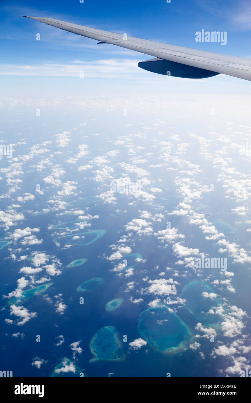 Blick aus dem Fenster eines Flugzeugs fliegen über die Malediven im Indischen Ozean 2 Stockfoto