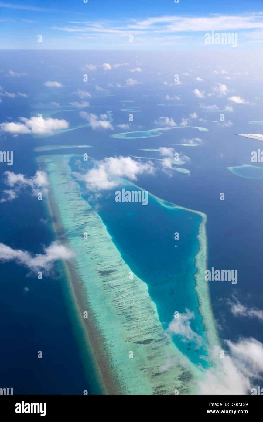 Blick aus dem Fenster eines Flugzeugs fliegen über die Malediven im Indischen Ozean 16 Stockfoto