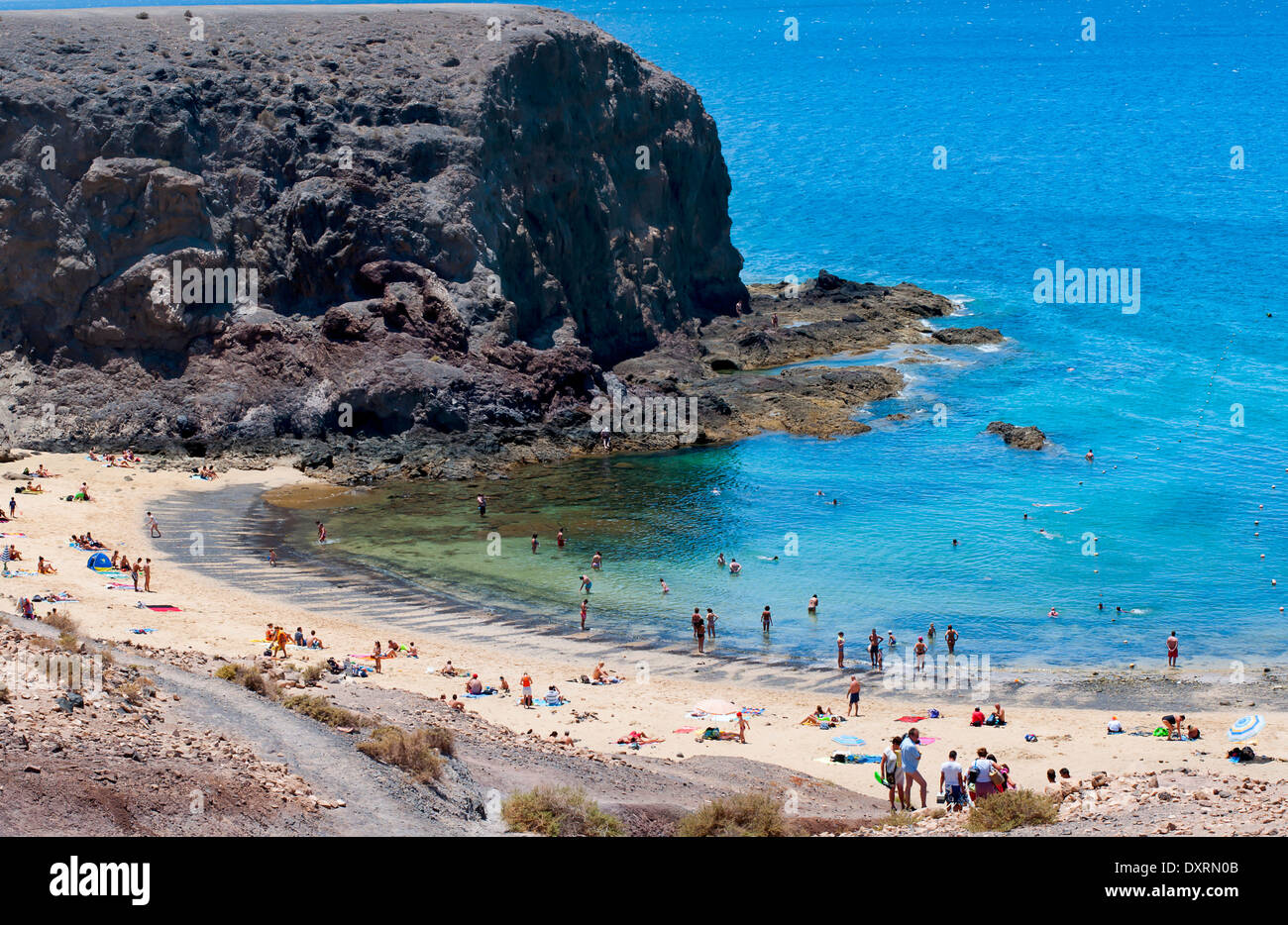 Menschen, die in einem schönen Strand Sonnenbaden Stockfoto