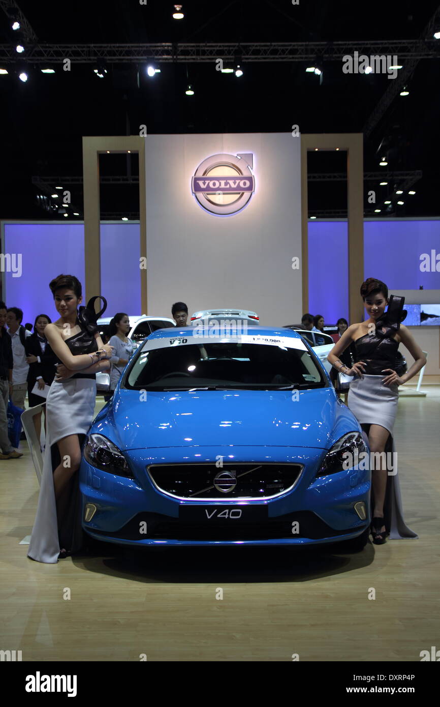 Bangkok, Thailand. 28. März 2014.  Moderatoren posiert mit Volva V 40 während der 35. Bangkok International Motor Show. Der 35. Bangkok International Motor Show; findet vom 26 März bis April 6 Credit: John Vincent/Alamy Live News Stockfoto