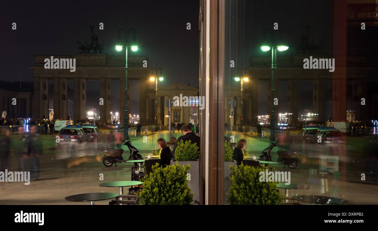 Berlin, Deutschland. 29. März 2014. Die dunklen Brandenburger Tor spiegelt sich während der "Earth Hour" in Berlin, Deutschland, 29. März 2014. Mehrere Millionen Menschen wollen zur Teilnahme an der Umweltstiftung World Wildlife Funds (WWF) und schalten Sie das Licht für eine Stunde in öffentlichen Gebäuden. Foto: Soeren Stache/Dpa/Alamy Live News Stockfoto