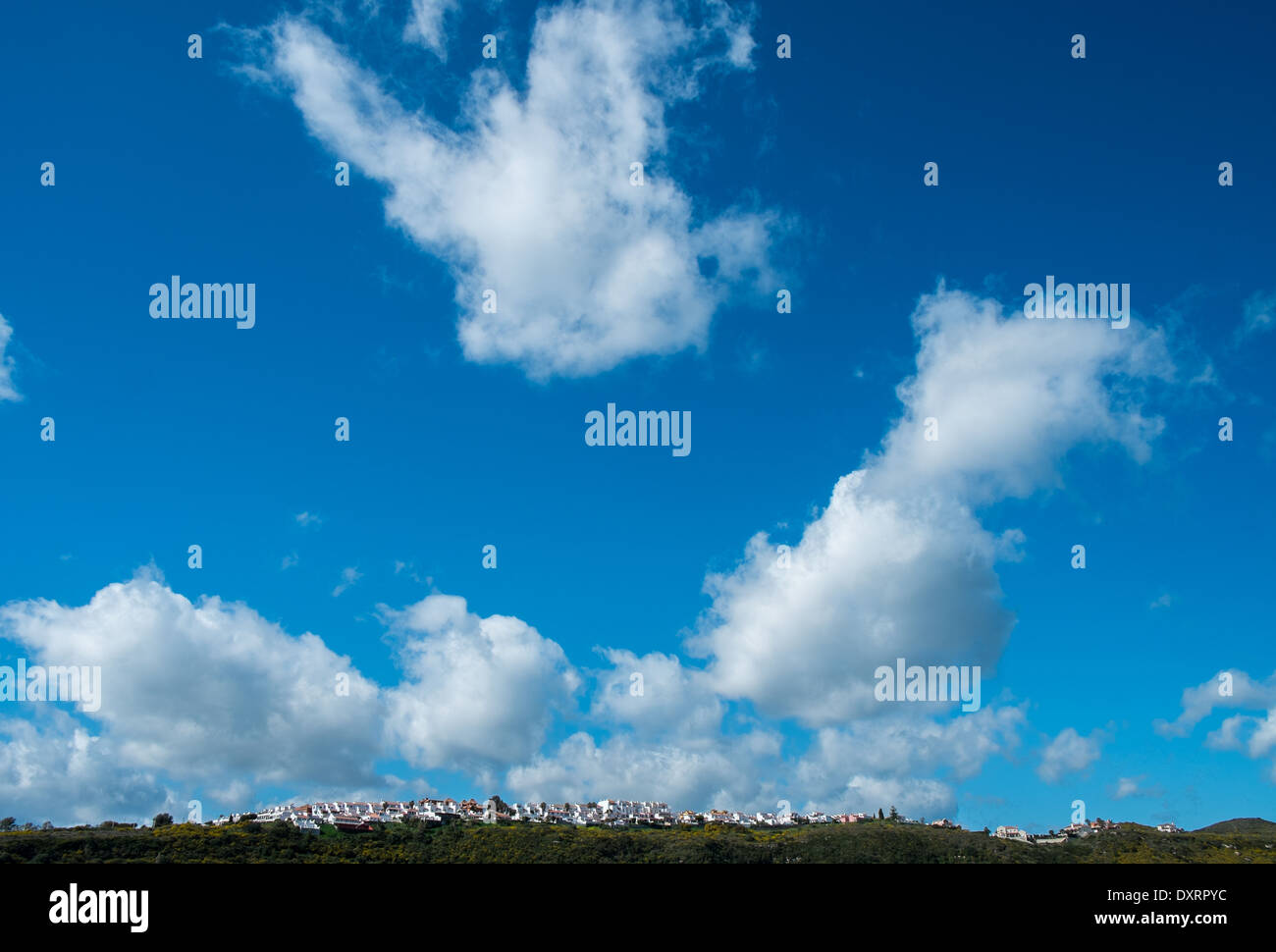 Himmel und Wolken über Nachbarn Stockfoto