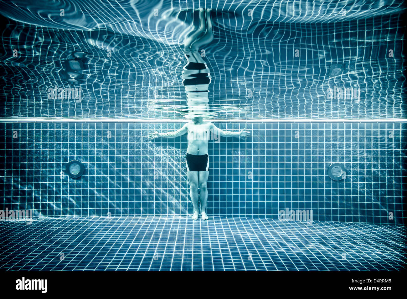 Mann, der unter Wasser in einem Schwimmbad Stockfoto