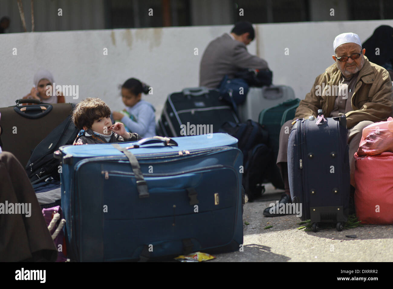 Gaza, Palästinensische Gebiete. 30. März 2014. Palästinenser in der Hoffnung, nach Ägypten zu gelangen warten auf der palästinensischen Seite der Grenzübergang zwischen südlichen Gazastreifen und Ägypten, 30. März 2014. Ägyptischen Behörden wieder teilweise für drei Tage nach 50 Tagen nach seiner Schließung Grenzübergang Rafah geöffnet. Ahmed Deeb/NurPhoto/ZUMAPRESS.com/Alamy © Live-Nachrichten Stockfoto