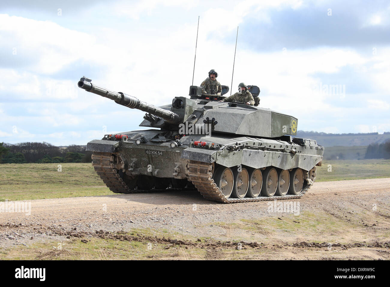 Wessex Yeomanry Challenger 2 Tank fährt auf einer Metallschiene auf Salisbury Plain. Stockfoto