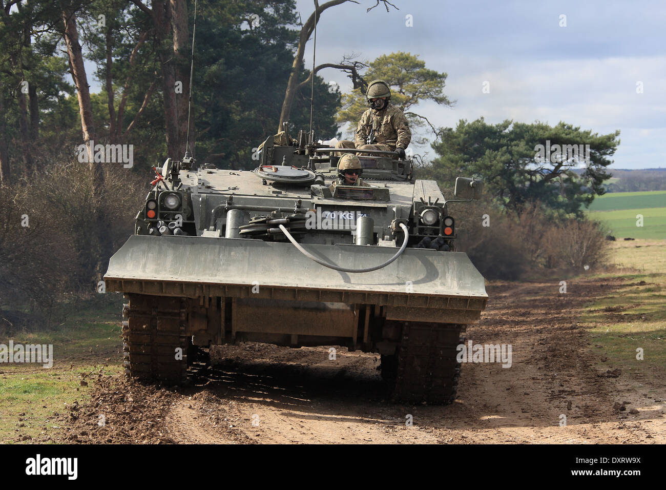 Eine Herausforderer basierte gepanzerte Reparatur und Recovery Vehicle (CARRV) mit Planierschild angehoben reist Langlauf Stockfoto