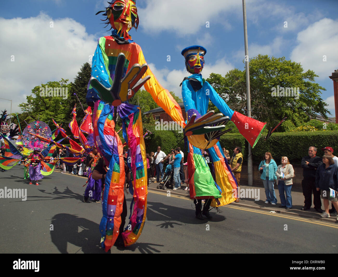 Bunte Riesen Puppen unterhalten die Straße Massen als Teil ein "Karibik Karneval" in der Sommer-n das Vereinigte Königreich. Stockfoto