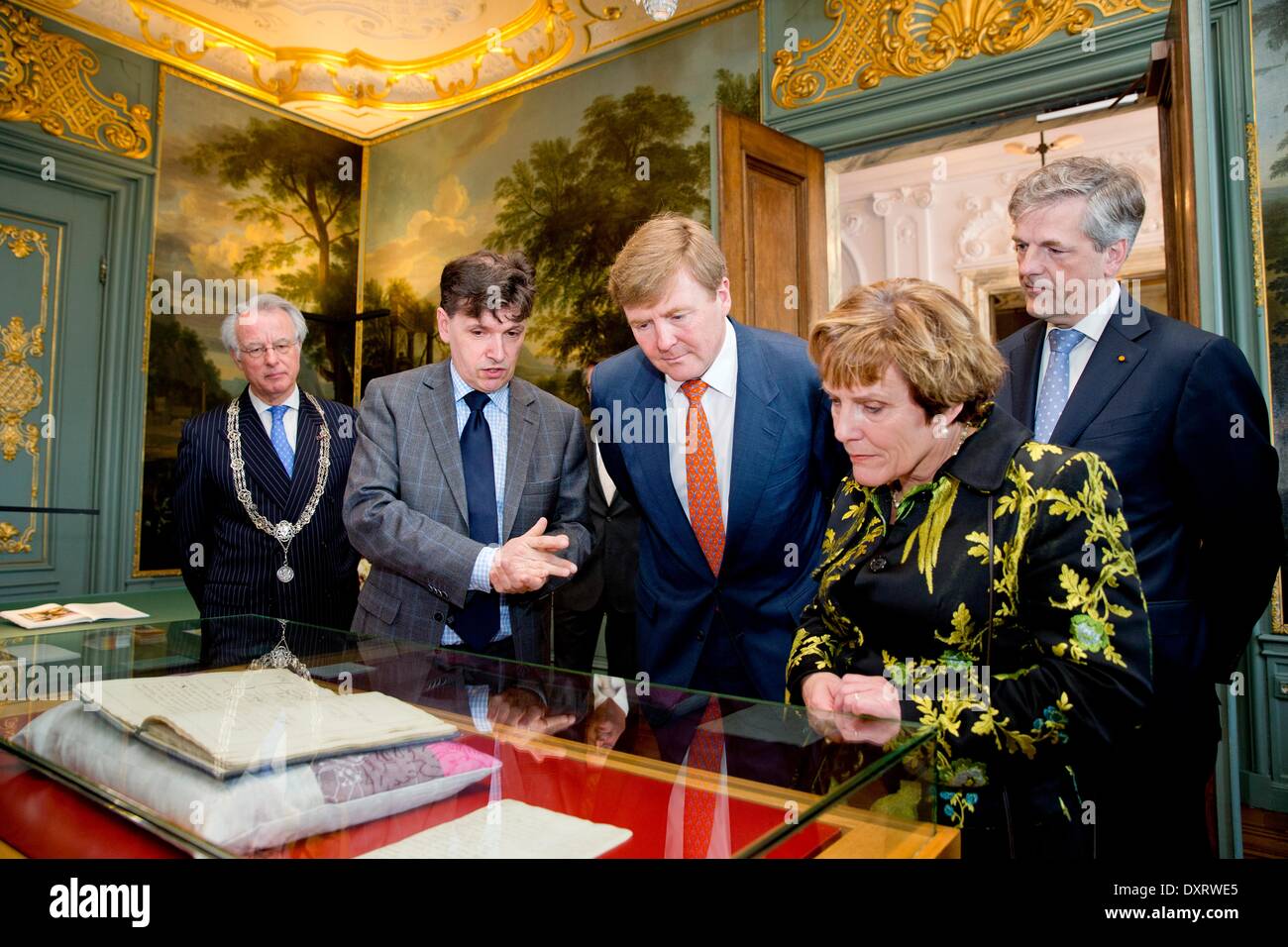 König Willem-Alexander (3. R) von den Niederlanden besucht die Verfassung-Festival in den Haag, Niederlande, 29. März 2014. Der König besucht im Laufe des Tages seinen eigenen Schrank, The King Office auf dem Hofvijver und sieht die ursprüngliche Verfassung von 1814. Der König besucht auch einige Aktivitäten am Lange Voorhout für die Öffentlichkeit. Nach, daß er besucht einen Dialog zwischen einem Schauspieler von König Willem van I und Gijsbert Karel Hogendorp (einer der Gründer der ursprünglichen Verfassung von 1814). Der König schließt seinen Besuch am Rathaus in den Haag. Foto: Patrick van Katwijk/Niederlande und Frankreich Stockfoto