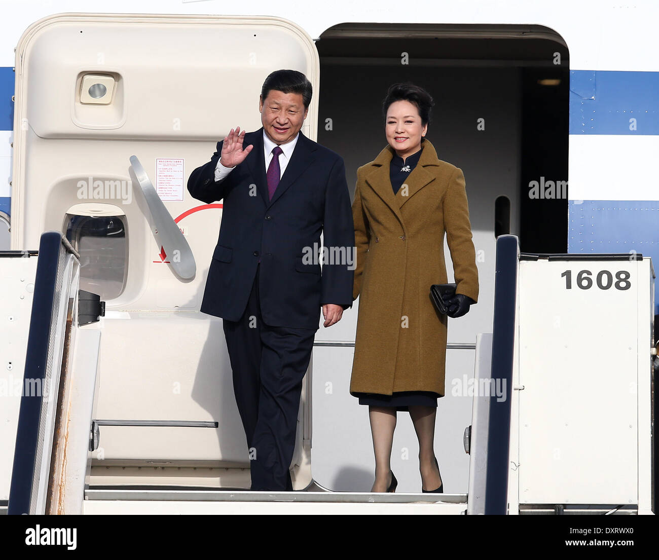 Brüssel, Belgien. 30. März 2014. Chinesische Präsident Xi Jinping (L) und seine Frau Peng Liyuan kommen in Brüssel, 30. März 2014. XI ist ein Staatsbesuch in Belgien. Bildnachweis: Pang Xinglei/Xinhua/Alamy Live-Nachrichten Stockfoto