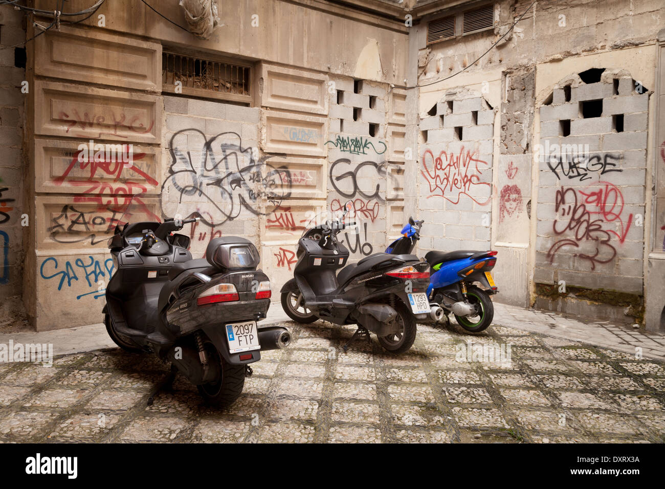 Motorrad und Graffiti, Straßenszene Granada-Andalusien-Spanien-Europa Stockfoto