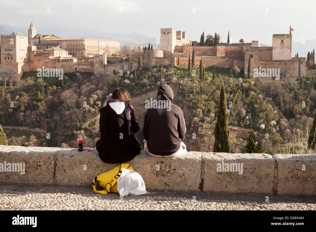 Ein paar Leute sitzen in der Plaza de St Nicholas Blick auf die Alhambra; Granada, Andalusien Spanien Europa Stockfoto