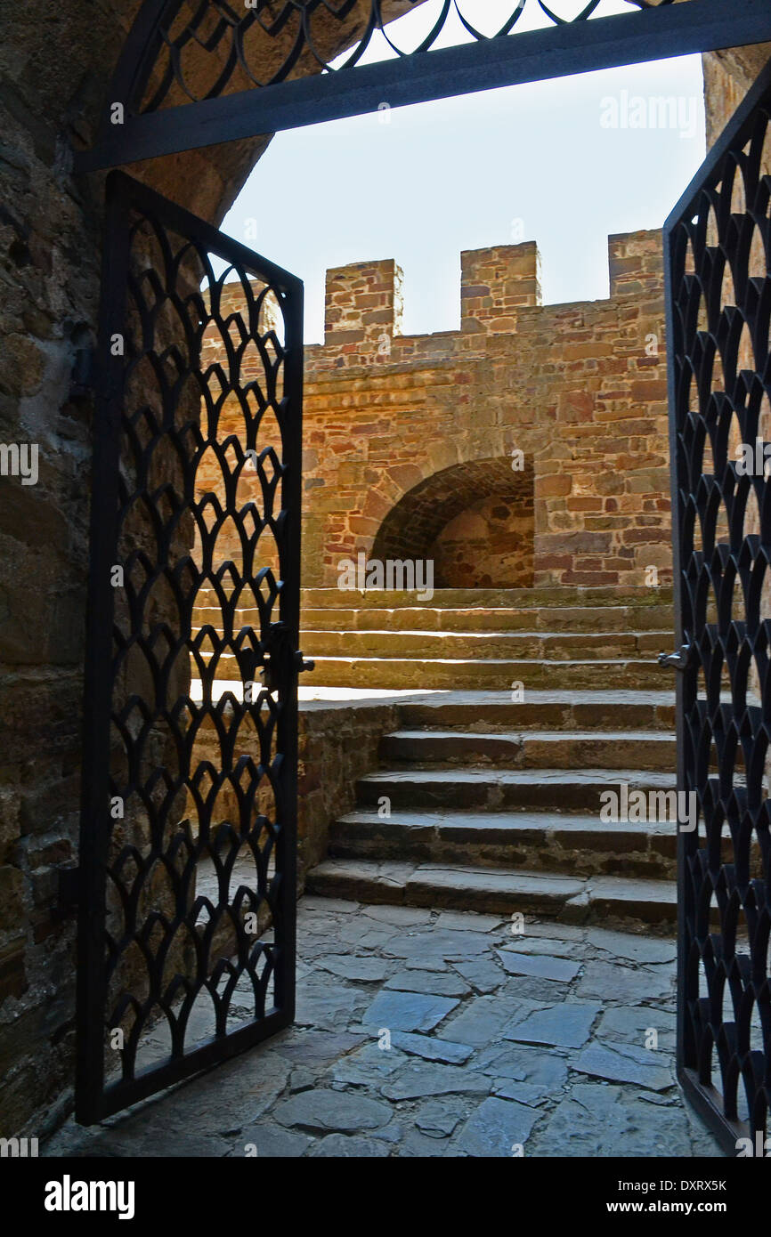 Schwarze Stahltür in eine steinerne Festung Stockfoto