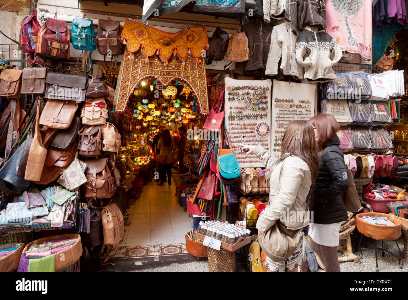 Zwei Frauen Einkaufen im Albaicin, Granada, Andalusien Spanien Europa Stockfoto