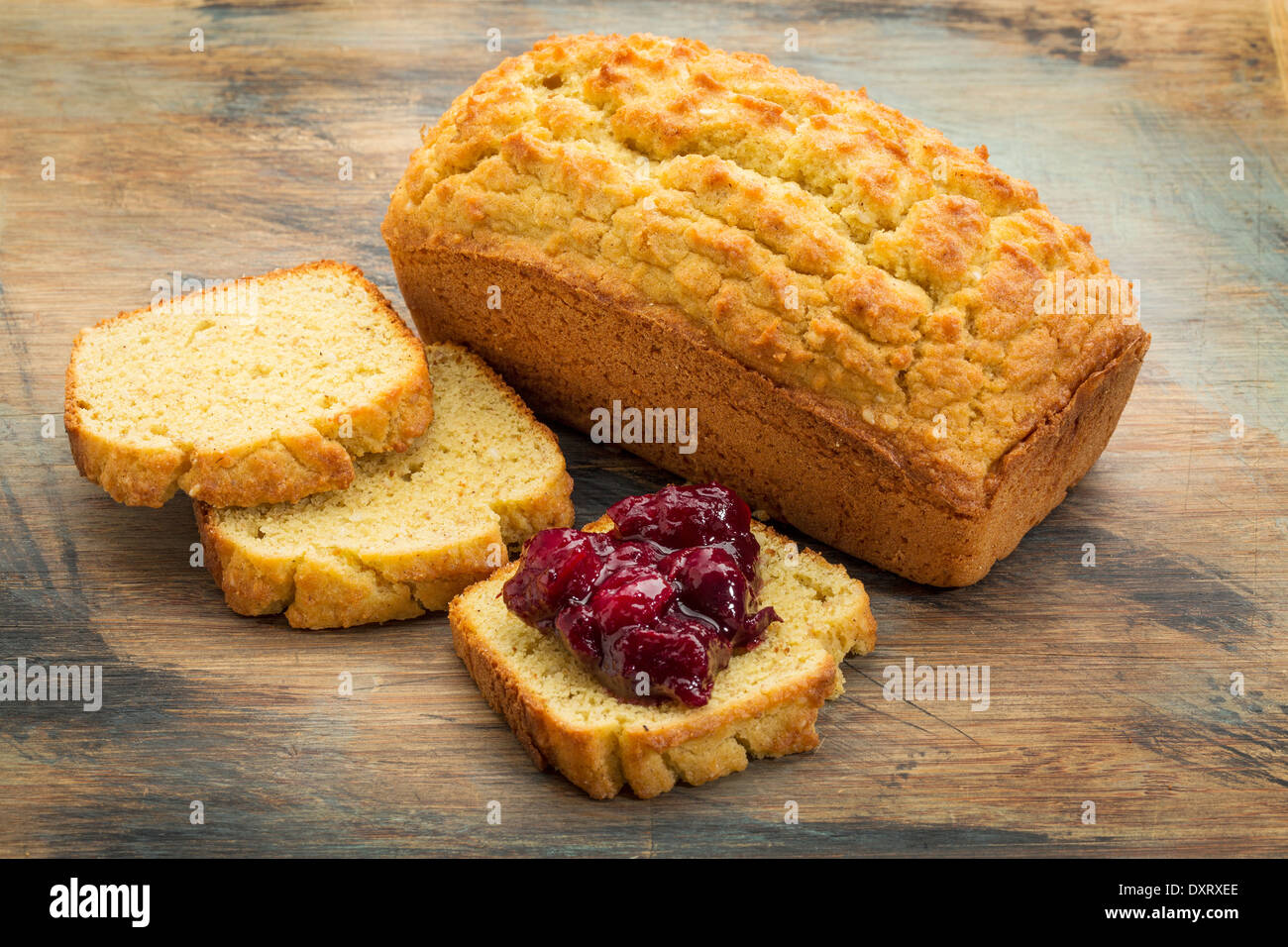 frisch gebackenes, glutenfreies Brot mit Mandeln und Kokos Mehl und Leinsamen Mahlzeit - gemacht, einen Laib und Scheiben mit Cranberry-sauce Stockfoto