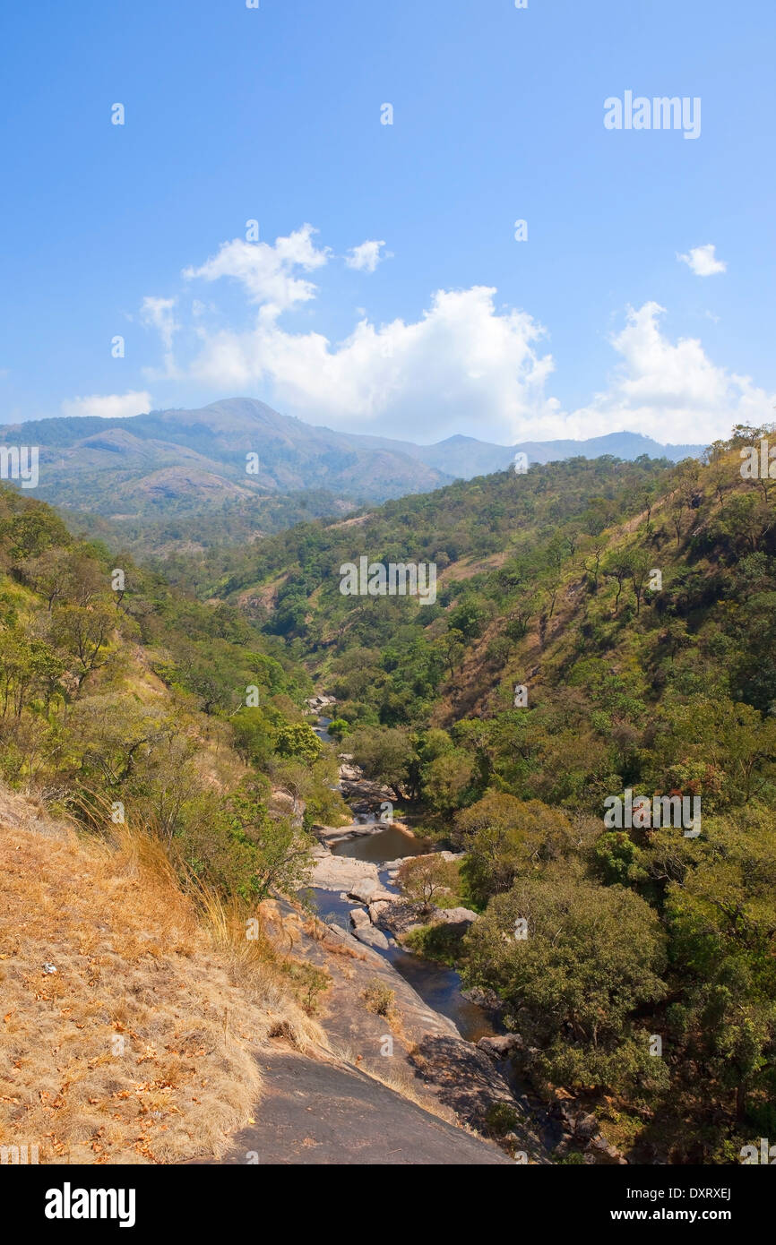 Malerisches Tal mit Fluss, der durch die Nilgiri Hills von Karnataka in Südindien. Stockfoto