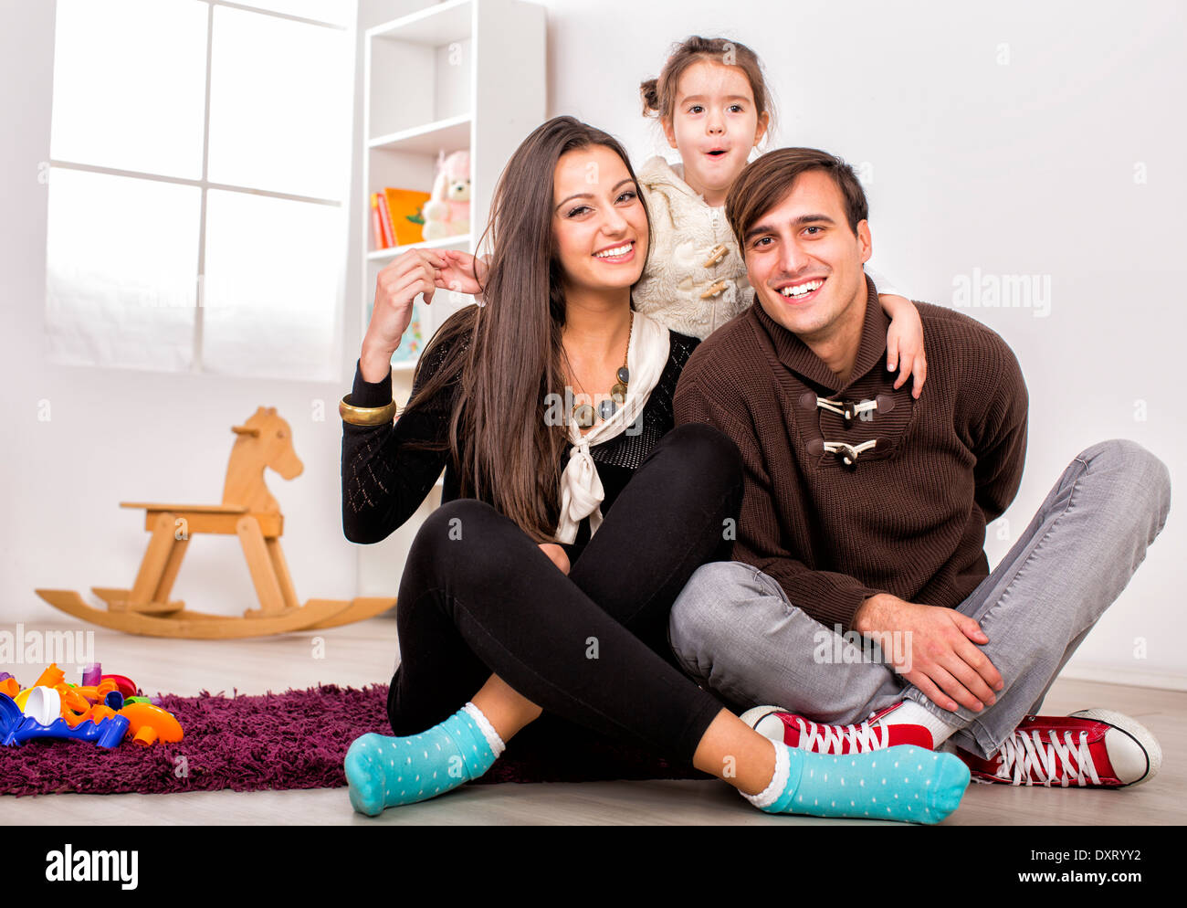 Happy Family im Zimmer Stockfoto