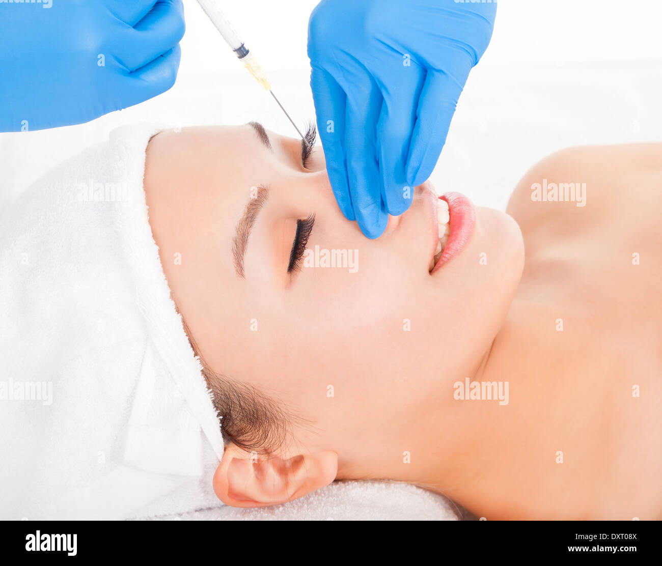 Frau tut kosmetische Chirurgie-Injektionen Stockfoto