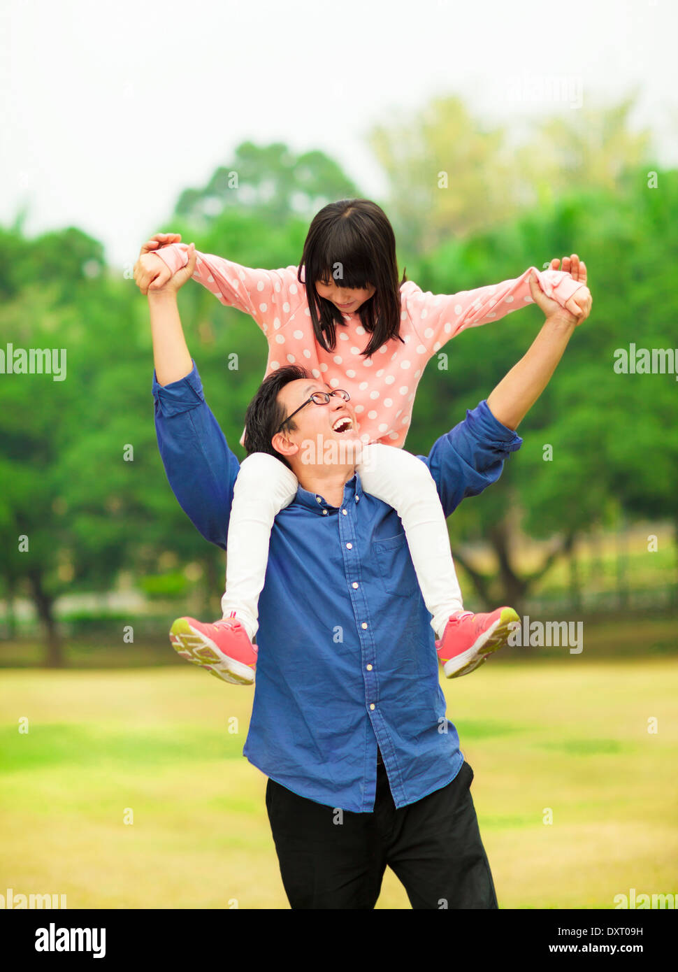 glückliche Tochter Vaters Schulter im Park zu sitzen Stockfoto