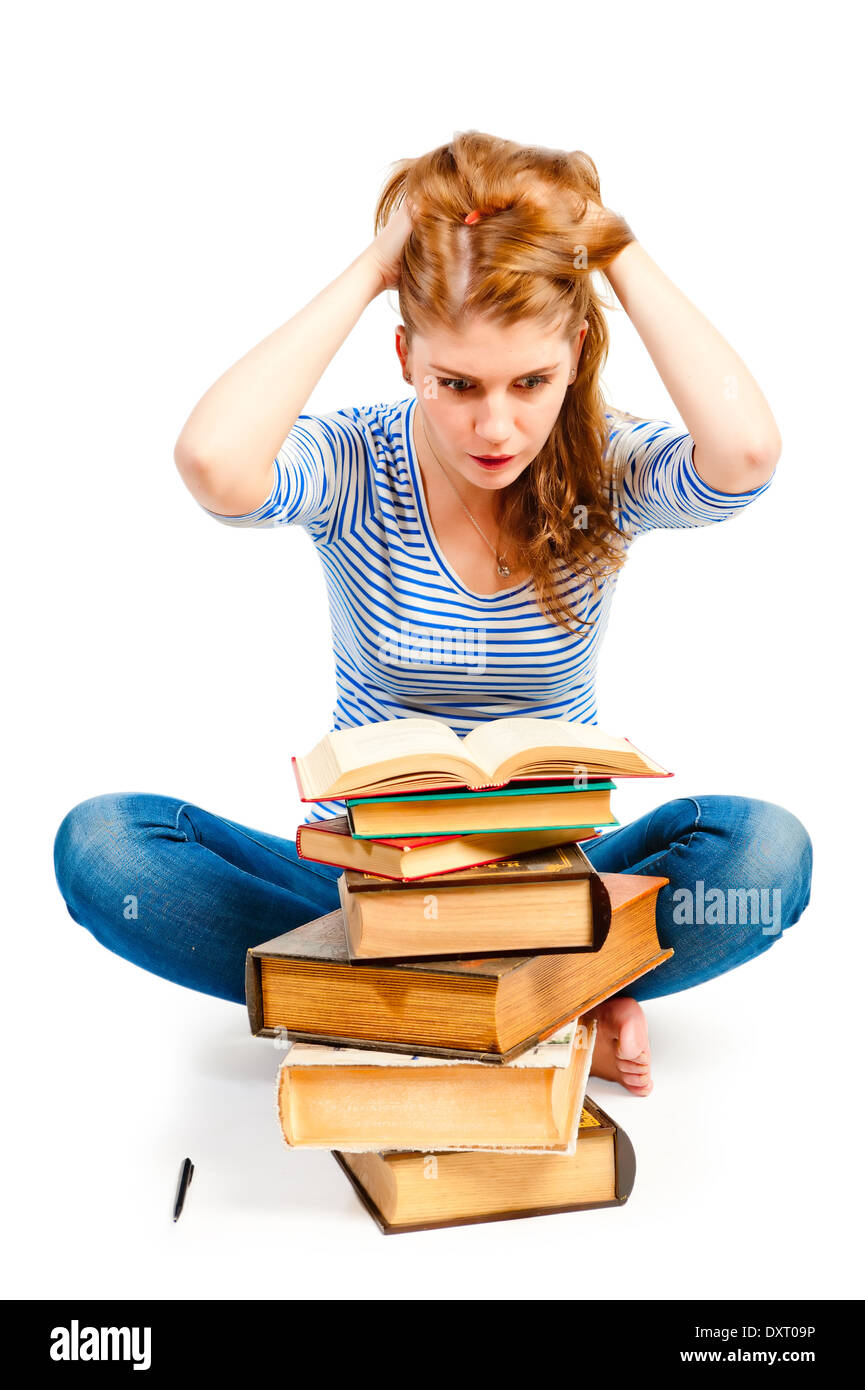 Student mit weit aufgerissenen Augen, ein Buch zu lesen Stockfoto
