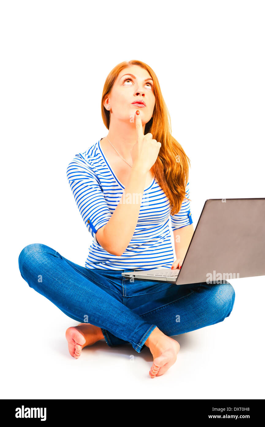 Weiblich, 25 Jahre alt mit einem Computer gedacht Stockfoto