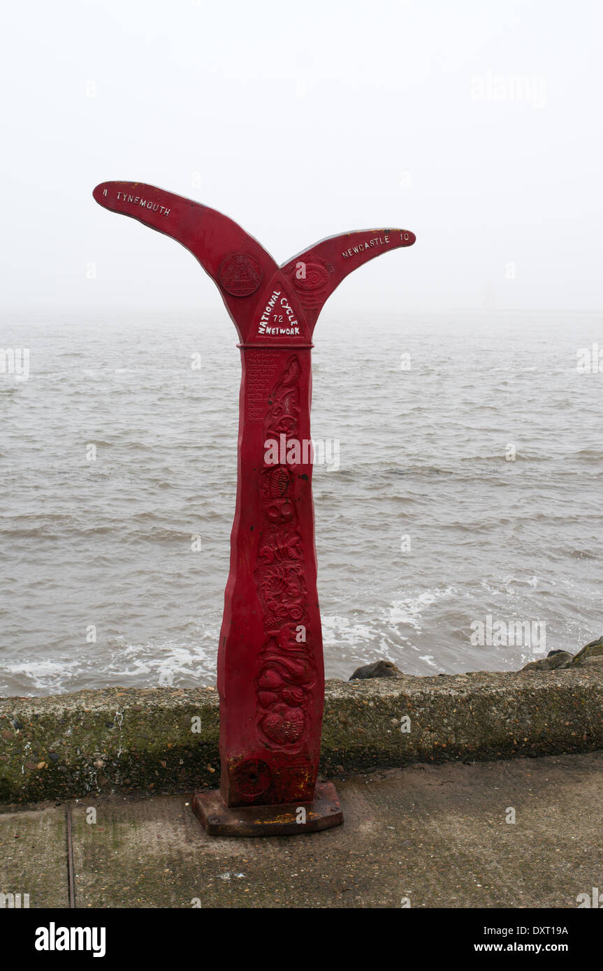 Nebel über den Tyne. Nebelhorn klingen aber nicht sichtbar. National Cycle Network Wegweiser am Fluss Tyne in North Shields 30.03.2014 Credit: Washington Imaging/Alamy Live News Stockfoto