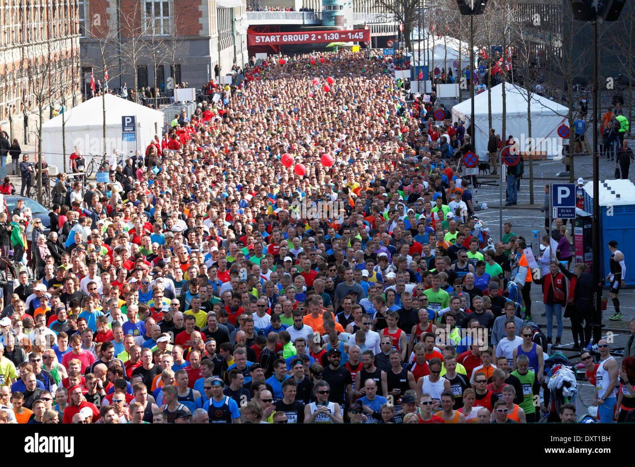 Menge von bis zu 30.000 Läufer warten darauf, in den halben Marathon Weltmeisterschaften 2014 in den Straßen von sonnigen Kopenhagen beginnen. Stockfoto