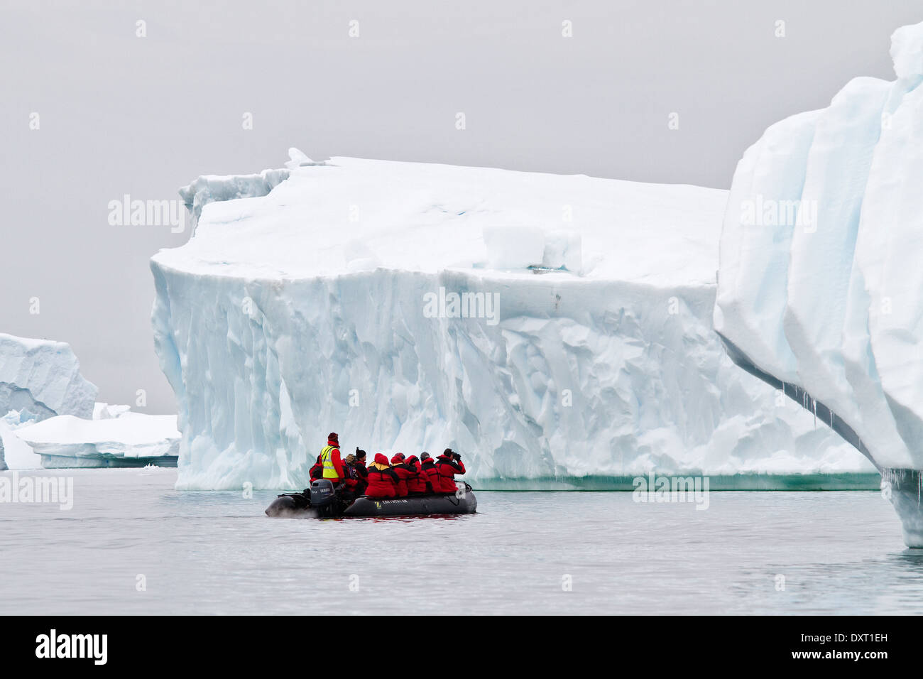 Antarktis Kreuzfahrt Tourismus der Landschaft der Antarktis, Eisberg, Gletscher und Eis mit Touristen in Zodiacs. Stockfoto