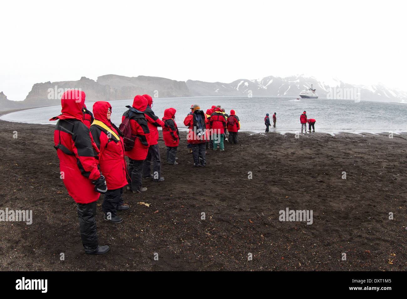 Antarktis Kreuzfahrt-Passagiere verlassen Whalers Bucht, Deception Island von Zodiac. Antarktis Tourismus. Süd-Shetland-Inseln. Stockfoto