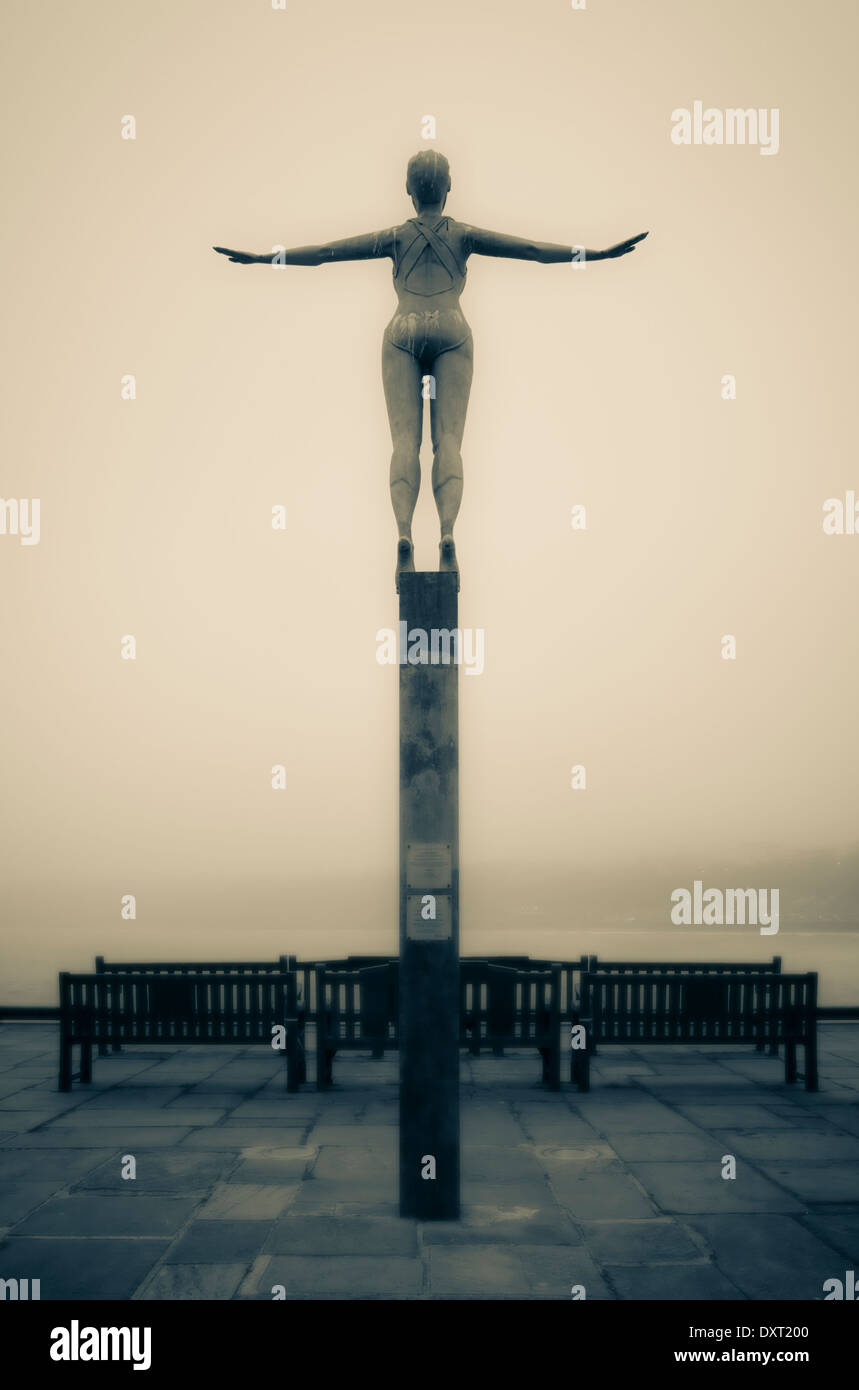 Die Tauchen Belle, Skulptur von Craig Knowles auf Vincents Pier, South Bay von Scarborough, Vereinigtes Königreich. Stockfoto