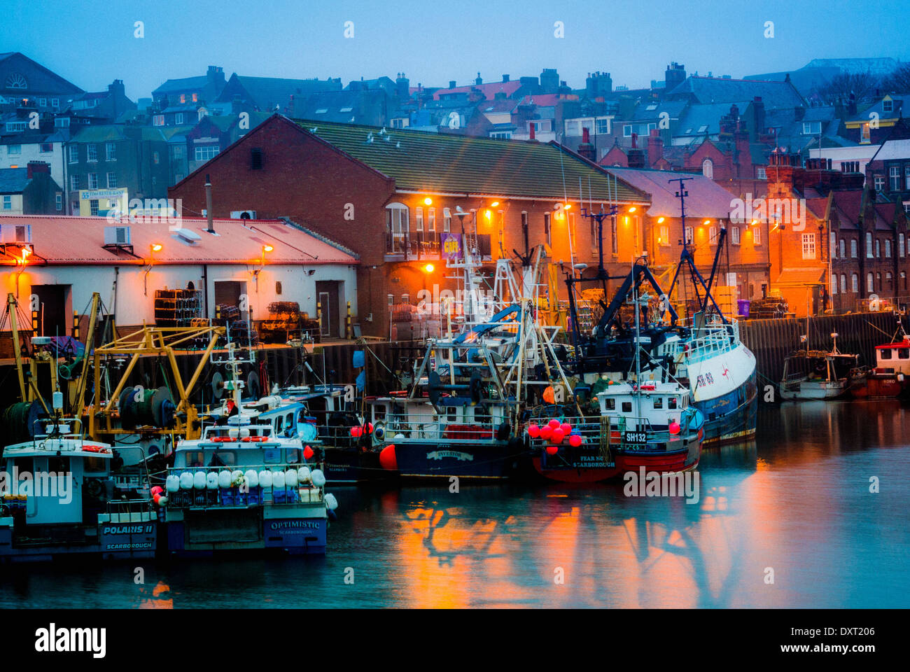 Angelboote/Fischerboote im Hafen in der Abenddämmerung, Scarborough, Vereinigtes Königreich. Stockfoto