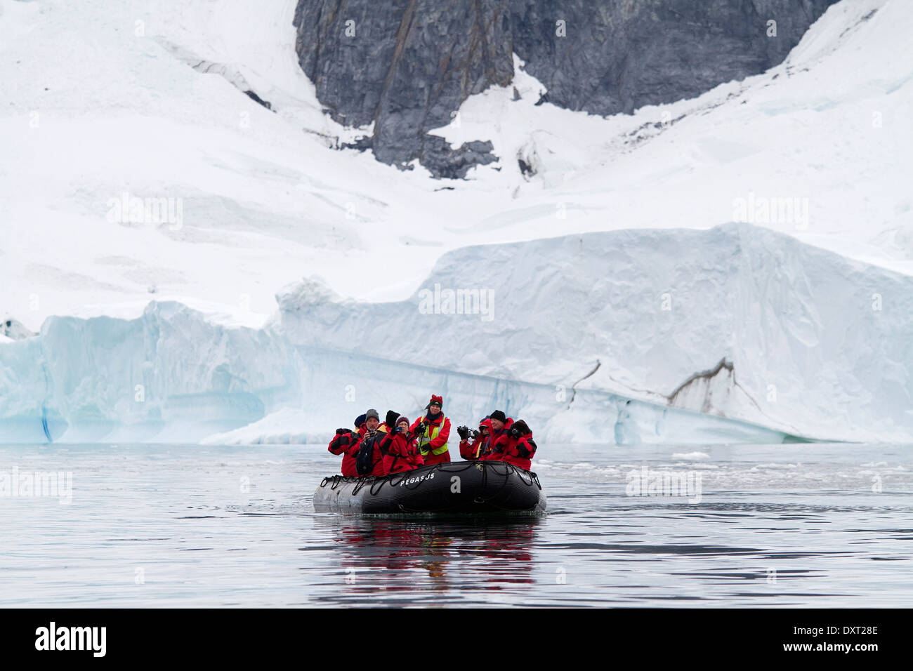 Antarktis Kreuzfahrt Antarktis Tourismus der Landschaft der Eisberg, Eisberge, Gletscher und Eis mit Touristen in Zodiacs. Antarktische Halbinsel. Stockfoto