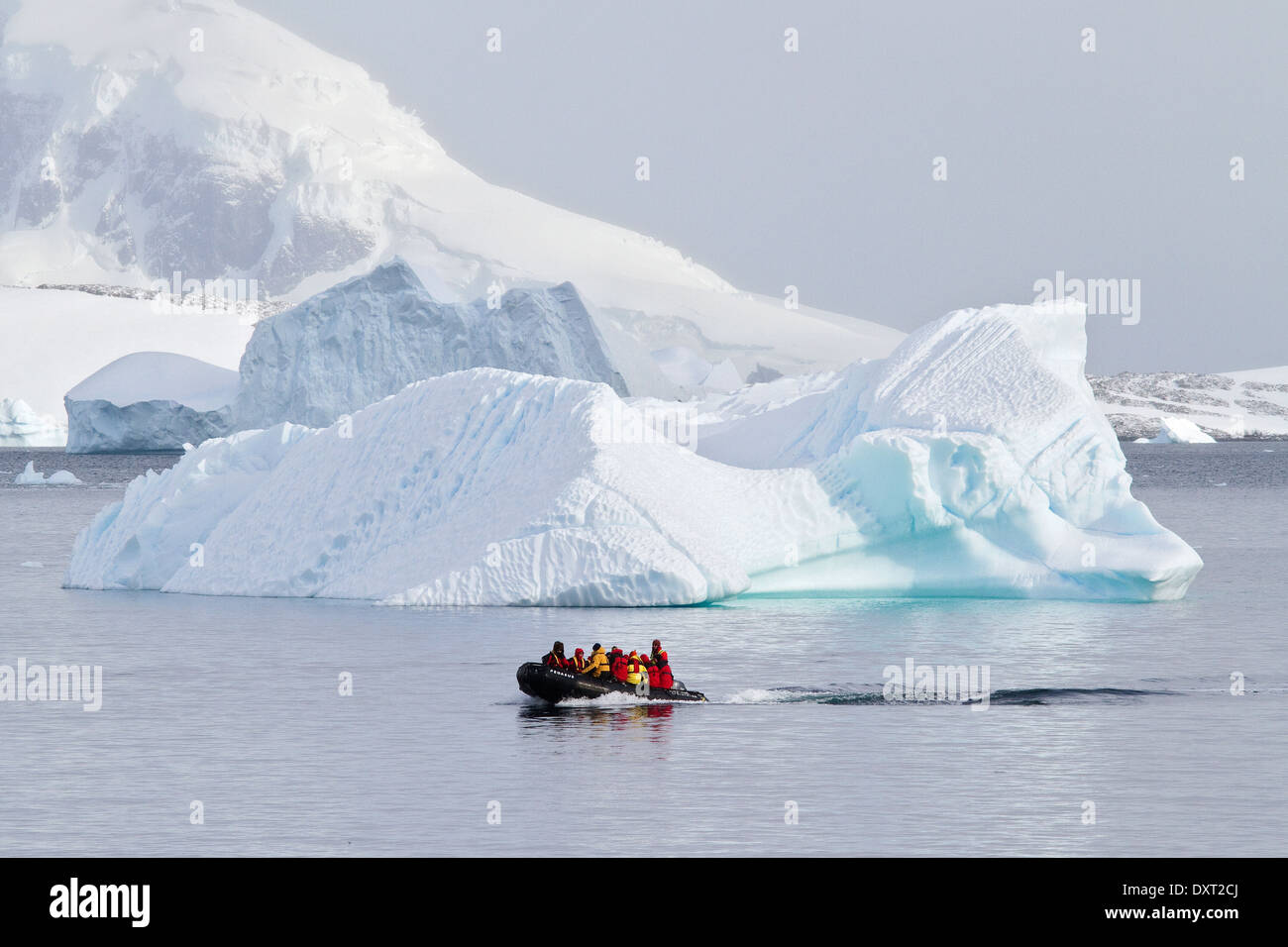 Antarktis Kreuzfahrt Tourismus der Landschaft der Eisberg, Eisberge, Gletscher und Eis mit Touristen in Zodiacs. Antarktische Halbinsel. Stockfoto