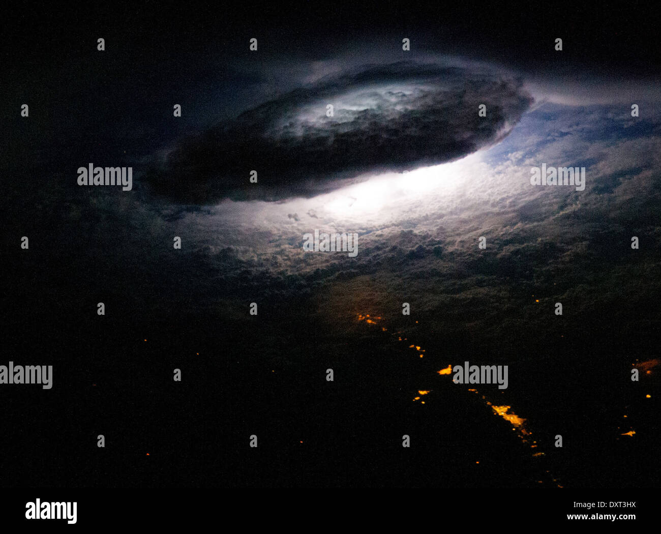 Blitz unter einer Thunderhead Wolke aus dem Weltraum betrachtet Stockfoto