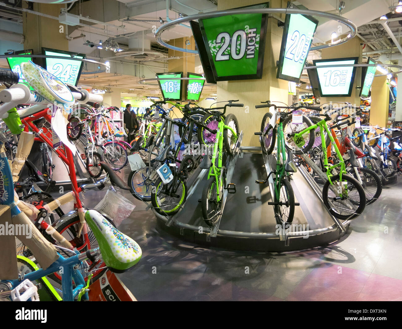 Kinder Fahrrad zeigt, "Toys R Us" speichern Interieur in Times Square, New  York Stockfotografie - Alamy