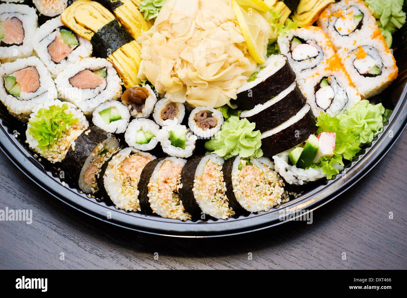 Sushi set zum mitnehmen. Traditionelles japanisches Essen. Stockfoto