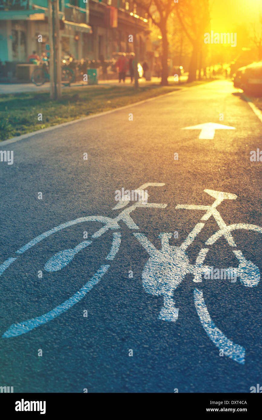 Fahrrad-Lane-Mark auf der Straße im Sonnenuntergang Stockfoto