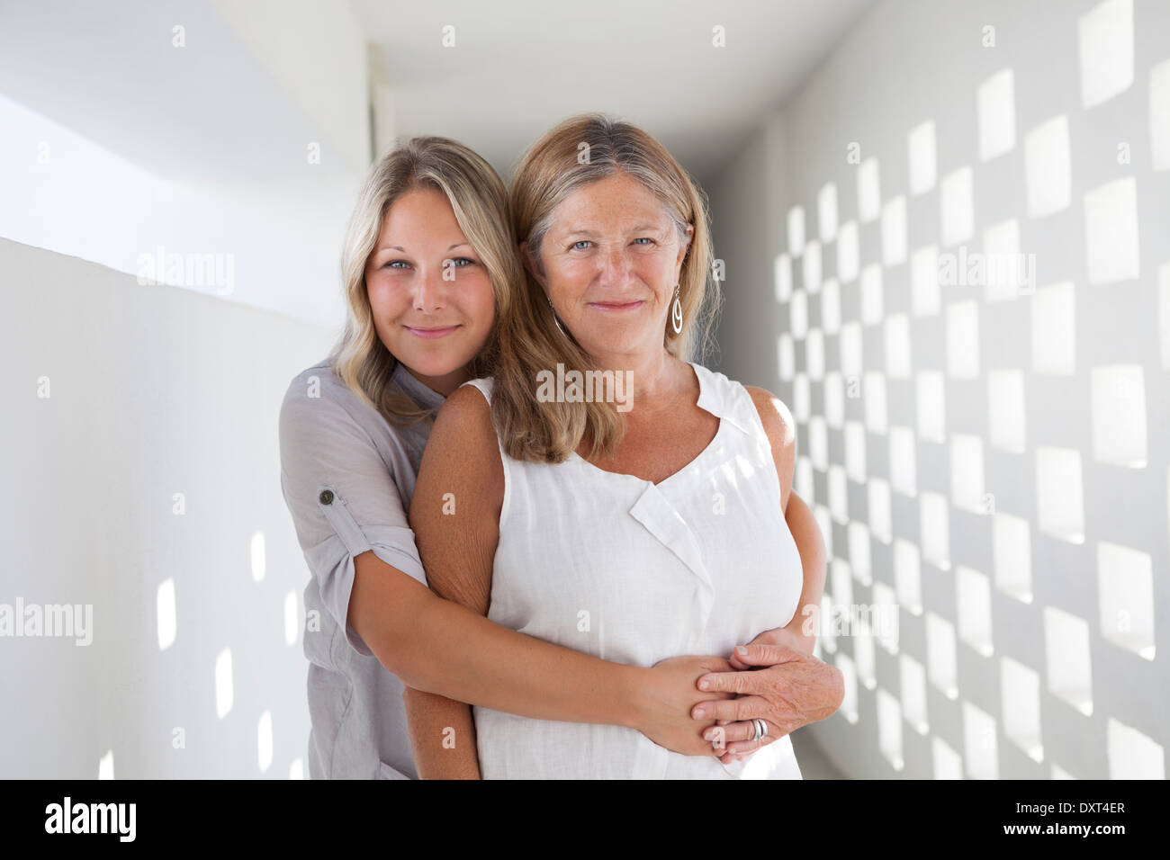 Porträt von Mutter und Tochter umarmt Stockfoto