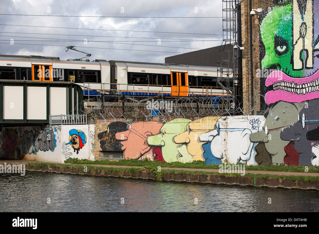 Graffiti an der Wand entlang der Flussschifffahrt Lee, Hackney, E9, London, Vereinigtes Königreich Stockfoto