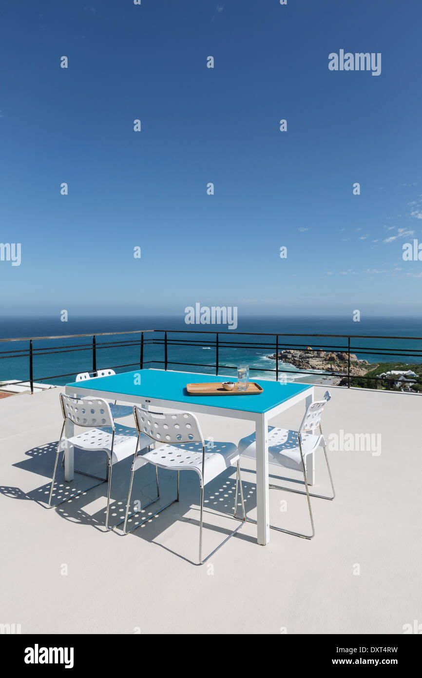 Tisch auf der Terrasse mit Blick auf Meer Stockfoto