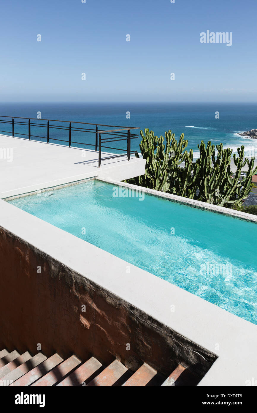 Luxus Lap Pool mit Blick auf Meer Stockfoto
