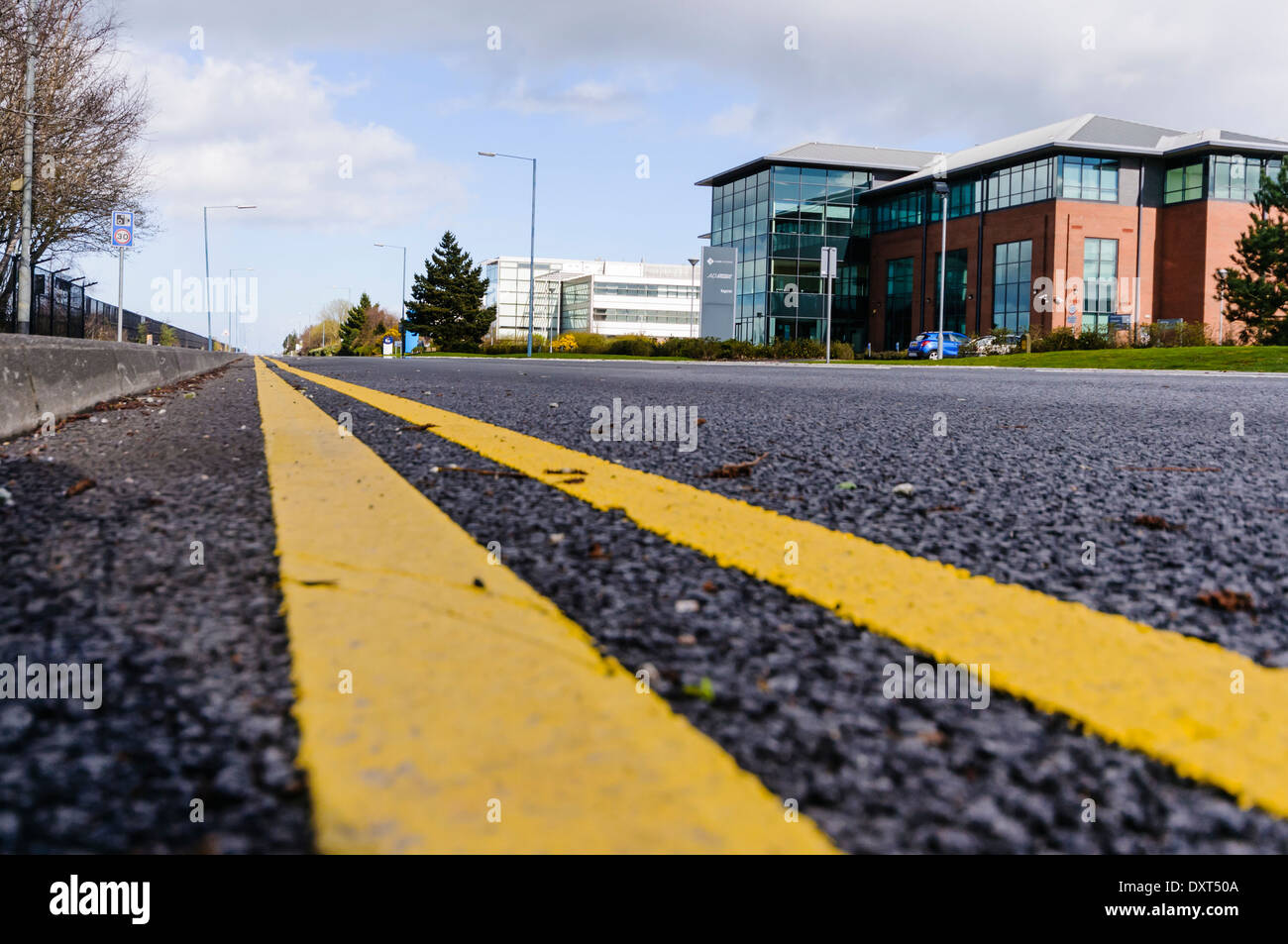 Doppelten gelben Linien keine Parkplätze Stockfoto